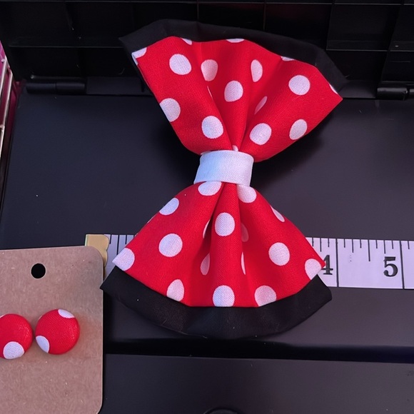 Red polka dots bow - Picture 4 of 4